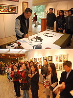 「吳金城畫馬祖.詩友對話」特展昨天下午在民俗文物館開幕,畫家現場揮毫,展現行動力與親和力。(圖/文:邱竟瑋)