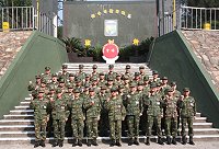 防衛部指揮官羅中將與參與政戰幹部講習之幹部合影留念。(圖/文:張熒奇)