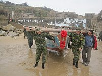 莒指部官兵與東莒鄉親一同抬船,舉行呵船下海儀式。(圖/文:廖全譽)