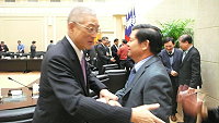 行政院召開離島建設指導委員會第十一次會議,由院長吳敦義主持,縣長楊綏生親自到場說明第三期離島綜合建設實施方案。(圖:連江縣政府提供)