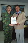 　東引鄉民代表會致贈感謝狀給聯勤馬祖地區支援指揮部指揮官陳生在上校。（圖／文：陳其敏）