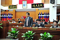 　審計部台灣省基隆市審計室主任張錦堂來馬進行九十八年度總決算暨附屬單位決算審核報告，並仔細答覆議員提問。（圖／文：曹重偉）
