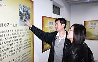 陳天順興奮向太太夏淑華介紹早期老家橋仔澳口捕獲蝦皮滿籮筐場景。(圖:曹以鋒)