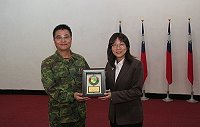 　為感謝行政院勞委會辦理此次活動，羅指揮官特致贈行政院勞委會主任委員王如玄女士「惠我袍澤」紀念牌。（圖／文：張熒奇）