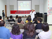 遠離憂鬱、迎向健康中醫講座東莒登場,中醫師教授學員,伸展四肢或藉由運動、按摩等保持愉快心情。(圖/文:林冰芳)