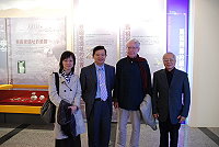 　世界漢學大師馬悅然（右二）夫婦遠從瑞典抵馬，展開四天三夜的私人參訪行程，讓他動念來馬的理由就是漢寶德的一篇「石砌的馬祖」。（圖／文：劉秋月）