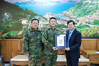 　聯勤地支部指揮官陳生在（中）榮調國防部後勤次長室，昨天與新任指揮官陳雨農聯袂拜會縣長楊綏生，而楊綏生特頒贈榮譽縣民證，感謝其任內對地方的貢獻。（圖／文：劉秋月）