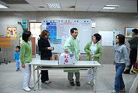 連江縣立醫院辦理哺餵母乳健康有獎徵答，昨天上午在門診大廳辦理公開抽獎，由院長曹祥平親自抽出第一獎。（圖／文：劉秋月）