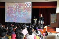 　口足畫家陳世峰為北竿三校學子上了一堂精彩的勵志課。（圖／文：陳鵬雄）