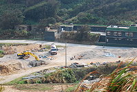 　東湧運動公園上方土地變成建材堆放場，嚴重衝擊景觀，民代要求速速改善。（圖／文：陳其敏）