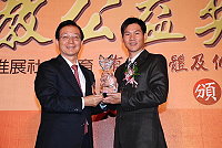 東引國中小校長吳健忠榮獲教育部99年度「全國社教公益獎」,昨天在台大醫院國際會議中心舉行頒獎典禮,由教育部長吳清基親自頒獎,表揚獲獎者的付出與努力。(圖:東引國中小提供)