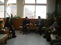 縣長楊綏生昨天於縣府會見漁業署官員,為地區養殖漁業請命;隨後亦由縣府漁業課長劉剛及漁會曹總幹事前往海巡隊感謝其護漁辛勞。(圖:縣府建設局提供)