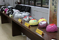 為確保市售安全帽符合規定,標準檢驗局執行專案市場監督計畫,於安全帽專賣店及機車精品百貨等商店隨機購買安全帽商品20件、護目鏡12件進行檢測。(圖:標準檢驗局馬祖辦事處提供)