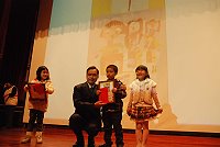 　南竿鄉「一比高下」繪畫比賽昨天在民俗文物館頒獎，幼兒組年紀雖小，背後的銀幕卻投影出她們無窮的創意。（圖／文：邱竟瑋）