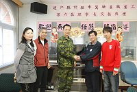 馬祖防衛指揮部政戰主任吳榮軒昨天代表指揮官拜訪計程車工會,感謝業者對跨島休假官兵所提供的優惠,也期盼由此建立軍民經常連繫、解決問題的管道。(圖/文:邱竟瑋)