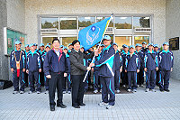 九十九年全國義消競技大賽將於苗栗縣登場，地區匯集四鄉五島義消菁英們組成前往參賽，縣長楊綏生特別前往機場為選手們授旗，期勉義消們拿下好成績。（圖／文：曹重偉）