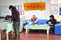 　為提升地區幼托品質，縣府民政局展開今年度的托育機構評鑑作業，由民政局、教育局、衛生局三位委員共同前往南、北竿的托兒所進行考察評鑑。（圖／文：曹重偉）