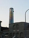 正在美化中的馬祖珠山電廠煙囪不斷吸引眾人的目光,尤其是今年十一月鈦金屬環七面拋光後陸續裝設,把原本平淡無奇的煙囪妝扮地閃閃發亮。(圖/文:邱竟瑋)