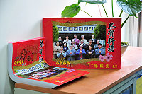 　為慶祝建國百年，縣府今年別出心裁製作在地化的2011日曆，近期已開始發送給各家戶。（圖／文：曹重偉）