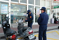 　福澳港區昨天展開違規停車宣導，警方前往開立勸導單，待宣導期過後，將依法開出罰單，提醒鄉親勿以身試法。（圖／文：劉秋月） 