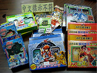 市面上販售之遊戲紙牌玩具,常吸引兒童購買收藏,馬祖也看得見小朋友在玩,標檢局購樣20件進行檢驗,發現「重金屬含量」品質項目均符合規定,但中文標示檢查不符合計12件。(圖:標準檢驗局馬祖辦事處提供)