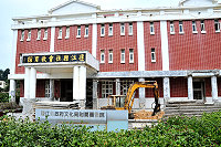 　位於馬港的文化局附屬圖書館近日展開修繕工程，整座建物將改建成多功能閱讀中心，施工廠商提醒民眾勿將車輛停靠在入口處，經過時也請小心慢行。（圖／文：曹重偉）