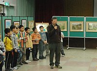 　揹媽祖神像成功攀登世界第一高峰的李小石昨天於介壽國中小分享藝術創作心得。（圖／文：邱竟瑋）