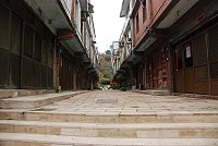 縣府工務局於中隴舊街實施汙水家戶接管,將早期的水泥地坪一併改善,成為有花崗石鋪面的地坪與階梯。(圖/文:邱竟瑋)