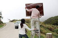 各島觀光景點指示路牌拼音一致化換新。(圖:曹以鋒提供)