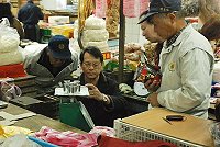標準檢驗局基隆分局馬祖辦事處協助南竿鄉公所實施市場攤商磅秤自主管理,昨天上午前往介壽獅子市場抽驗,測量磅秤的精準度。(圖/文:邱竟瑋)