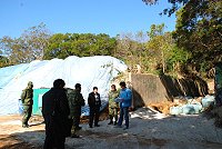 　縣長楊綏生昨前往仁愛「電池山」關切軍方處理進度，軍方表示已經完成第一階段工作，預計明年三月開始進行移除，明年底以前會完成所有清除工作；議員曹爾章則建議清除污染後，這一塊約七千坪的土地可以考量興建集合式住宅。（圖／文：劉秋月）