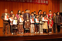 　中正國中小昨天舉辦「連江縣母語日活動．母語二人組創意表演賽」，有猜謎、有對話，還有戲劇演出，親子組的老少母語對話更是趣味橫生，但最重要是讓大家知道說母語一點都不難。（圖／文：劉秋月）