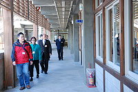 　九十九年地方特考昨天進行第一天的考試，到考率約六成四，監試委員錢林慧君及典試委員何寄澎分別在副縣長林星寶及試區主任蔡國強等人陪同下巡視考場。（圖／文：劉秋月） 