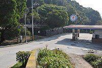 　緊鄰大馬路的北竿上村加油站，民眾建議加油動線要調整或做遷移規劃。（圖／文：陳鵬雄）
