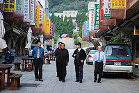 　福建省府秘書長曾華德昨視察南竿鄉省府補助款執行成果，對於光武街鋪面更新，整體道路景觀的改善給予肯定。（圖／文：劉秋月）