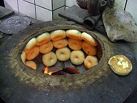 炭烤繼光餅烤一爐40個,製作費力費時,但手工風味、口感極佳。(圖:寶利軒餅店提供)