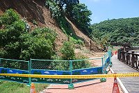 　今年六月的連續豪雨造成馬祖邊坡多處坍方，縣府積極爭取經費改善。圖為當時坍方的南竿福澳至清水外環道上方邊坡。（圖／文：邱竟瑋）