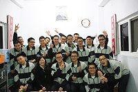 　志工媽媽余蘭鳳女士於心理巡迴宣教後和警衛排官兵合影留念。（圖／文：張熒奇）