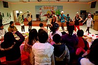 　東引鄉歡度耶誕節，駐軍以「反串秀」炒熱現場熱鬧氣氛。（圖／文：陳其敏）