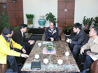 　縣長楊綏生拜會交通部民用航空局長尹承蓬，期盼南北竿機場改善評估案能順利在一年內完成，並符合地方需求，找出問題的癥結點，同時也和航空公司更新機隊的時程相銜接。（圖：連江縣政府提供）