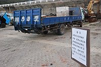 縣府環保局成功出擊,今年十月讓勝利山莊下方原本堆積如山的工材成為歷史,轉變為大型車集中停放場所。(圖/文:邱竟瑋)