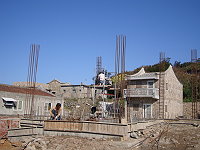 馬管處馬祖地區特色建築風貌改善補助計畫經費注入聚落保存區,福正聚落多間舊屋進行新建施作。(圖/文:林冰芳)
