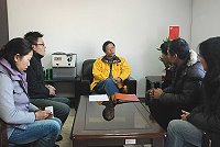 　連江縣計程車工會昨拜會交通局，協調地區班機轉降南北竿機場後旅客輸運連繫事宜。（圖／文：邱竟瑋）