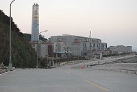 配合縣府政策與南竿自行車路網工程,珠山電廠濱海道路即日起改為單行道,由馬港、珠螺要返回清水的民眾請沿電廠上方,原海線道路行駛。(圖/文:邱竟瑋)