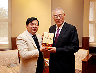 　縣長楊綏生推銷馬酒不遺餘力，拜會院長吳敦義時特別贈送元尊陳高及東湧陳高，請吳院長一定要大力協助推銷。（圖：連江縣政府提供）