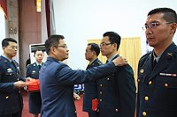 　指揮官於典禮時，為晉任人員授階。（圖／文：張熒奇）