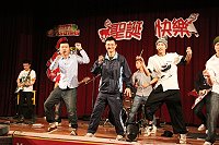 軍民同樂,一起度過歲末佳節。(圖:徐嘉偉/文:賴彥甫)