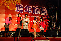 　99年度文化護照抽獎活動已於跨年晚會抽出各獎項15位幸運得主，文化局提醒中獎者請於即日起至一月五日下班時間前，備妥相關物件前往指定單位領取。（圖／文：曹重偉）