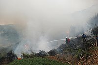 　東引燕秀農地傳出火警，與耕地接壤的邊坡草木著火後快速延燒。（圖／文：陳其敏）