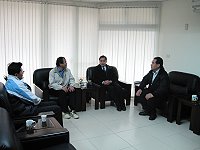 　台電馬祖區處處長蔡欽堂昨陪同新任珠山電廠廠長林正雄（右一）拜會南竿鄉公所，鄉長朱秀平與新廠長可是老同學，也笑稱未來爭取回饋金可以大聲一點了。（圖／文：劉秋月）